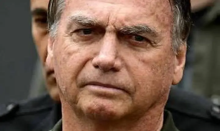 Defesa de Bolsonaro abre mão de arma para manter prisão domiciliar