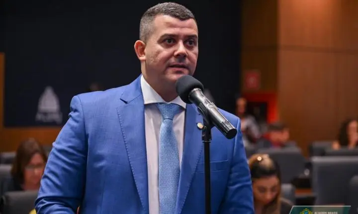 Deputado Alan Lopes recebe Medalha Pedro Ernesto em solenidade na Câmara do Rio