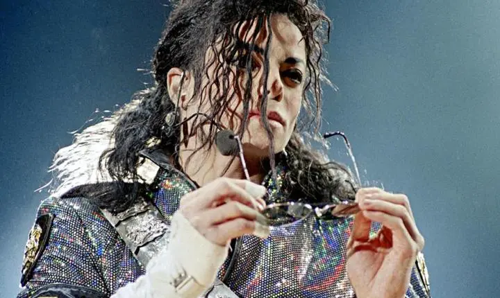 Detetives revelam em documentário como exame íntimo ligou Michael Jackson a denúncia de 1993