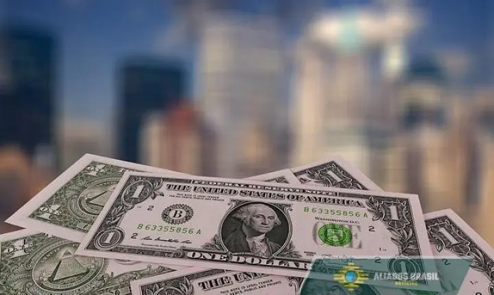 Dólar cai abaixo de R$ 5 pela primeira vez em dois anos; Ibovespa renova recorde