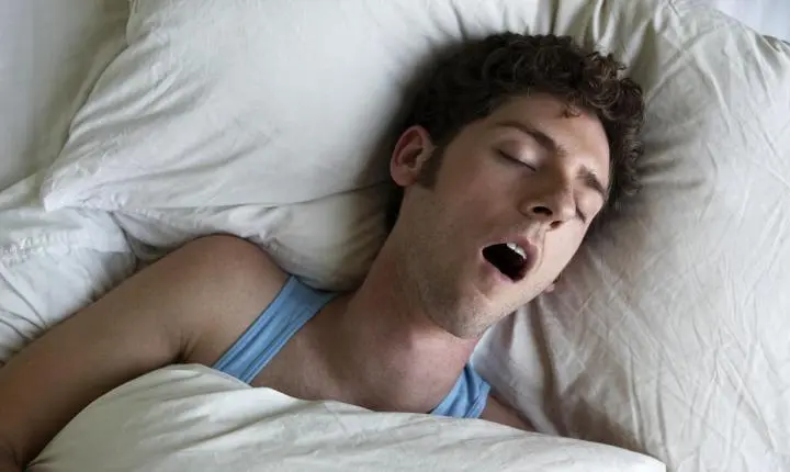 Dormir de boca aberta? Experts apontam os riscos do hábito noturno