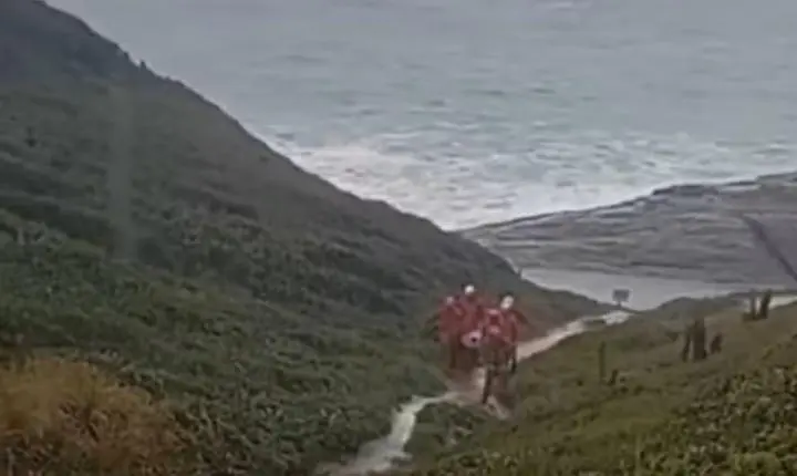 Duas pessoas são resgatadas após serem atingidas por onda em pedras de Búzios