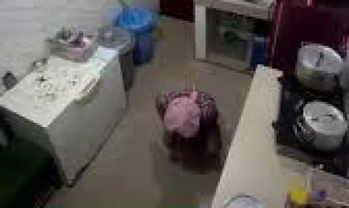 Câmera registra empregada doméstica urinando em panela durante preparo de refeição dos patrões