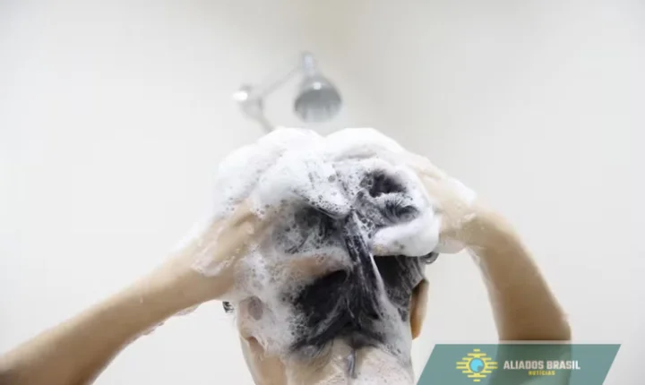 Erro comum no banho pode estar por trás da sua queda de cabelo