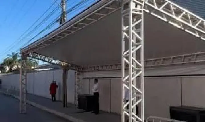 Cadê os apoiadores? Prepararam estrutura para 700 pessoas; cerca de 15 compareceram para receber Lula em Itajaí.