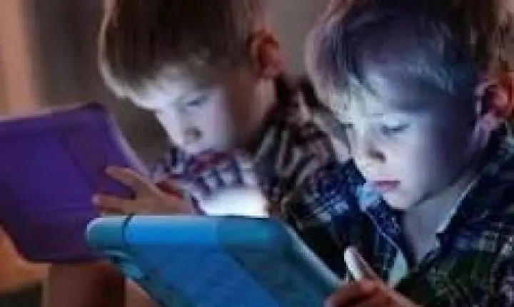 Estudo revela impactos negativos do uso diário de celulares e tablets por crianças de 5 anos