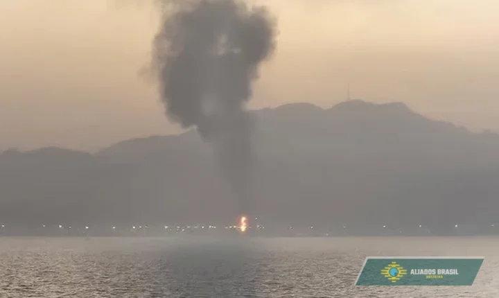EUA bombardeiam porto de petróleo no Irã e explosões atingem Estreito de Ormuz