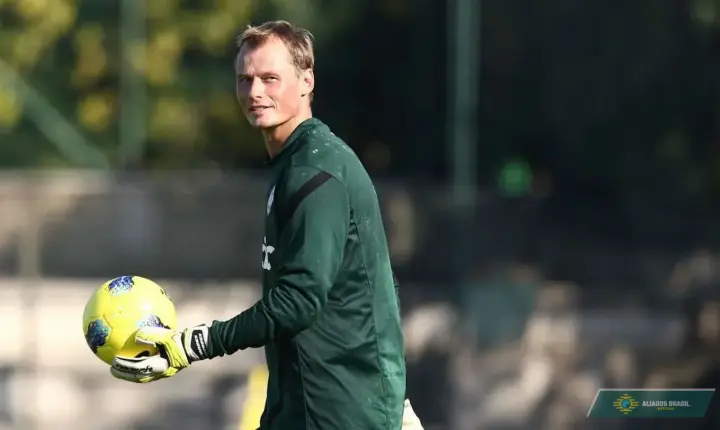 Ex-goleiro do Arsenal, Alex Manninger morre aos 48 anos após ter carro atingido por trem na Áustria