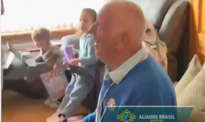 Família se reúne para assistir à Copa na casa do avô de 80 anos — segundos depois, a Smart TV revela um segredo que ninguém esperava
