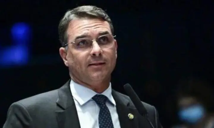 Flávio Bolsonaro diz que acionará Justiça contra grupo de Lula por ataques