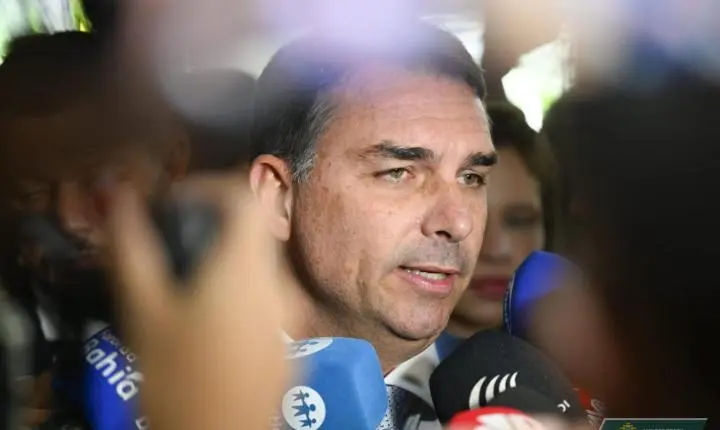 Flávio Bolsonaro pede pausa de 180 dias em tarifas dos EUA e propõe “snapback” automático
