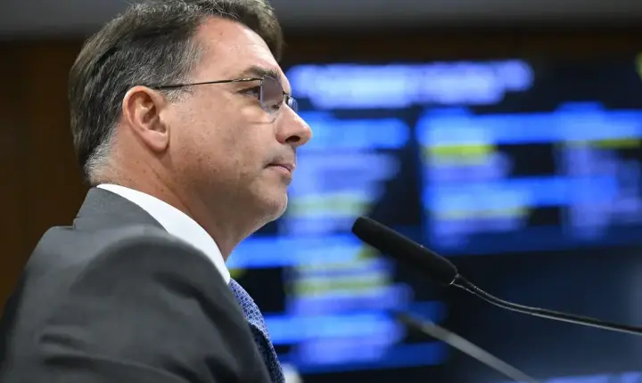 Flávio se manifesta ao saber de inquérito ordenado por Moraes