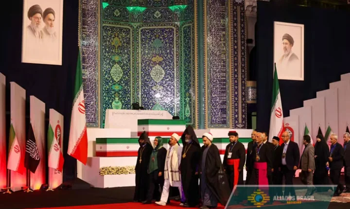 Funeral de Ali Khamenei começa no Irã 4 meses após morte em ataque de EUA e Israel