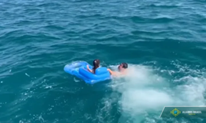 Guarda Costeira resgata criança à deriva em colchão inflável na Turquia