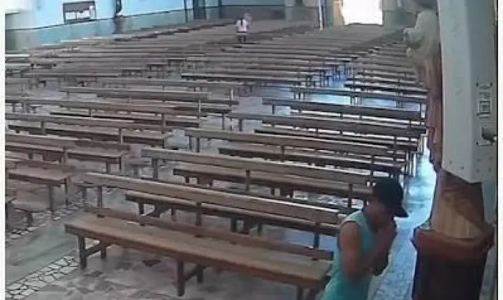 Homem se ajoelha e finge rezar para furtar caixa de doações de igreja em MG