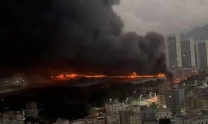 Incêndio de grandes proporções devasta garagem da BYD em Shenzhen; veja vídeo