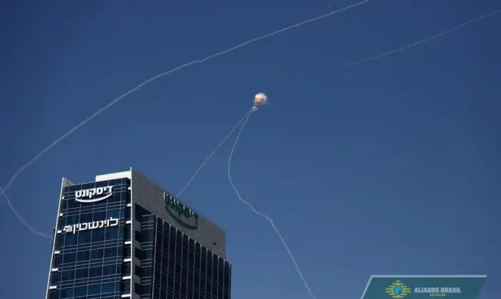 Irã ataca Israel pela primeira vez após ascensão do filho de Khamenei