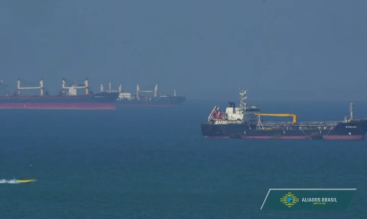 Irã ataca navio cargueiro no Estreito de Ormuz e desafia bloqueio dos EUA