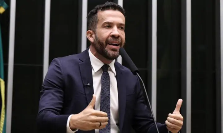 Janones cita “arrogância intelectual” da esquerda, “cacete nas urnas” e faz previsão após derrubada de veto
