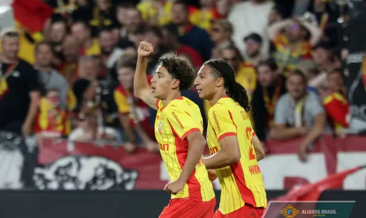 Jogador de 16 anos faz gol com 14 segundos em campo e leva time francês à Champions; veja vídeo