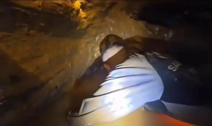 Laos tenta resgatar os dois últimos homens presos em uma caverna