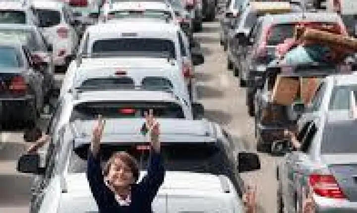 Libaneses deslocados pela guerra voltam para casa e festejam cessar-fogo; VÍDEO