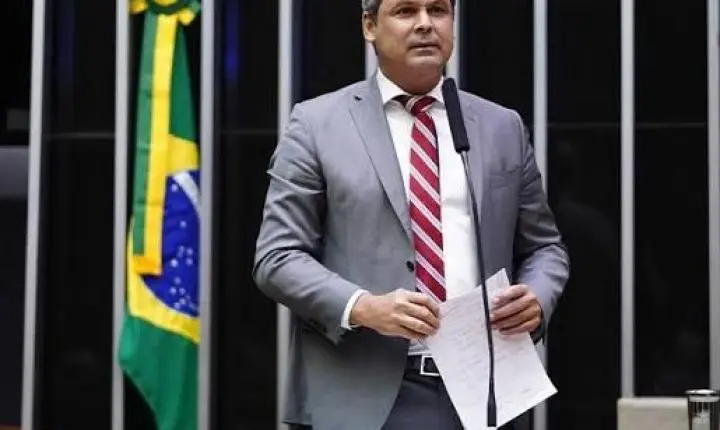 Lindbergh manda emendas para MST do Paraná, base eleitoral de Gleisi