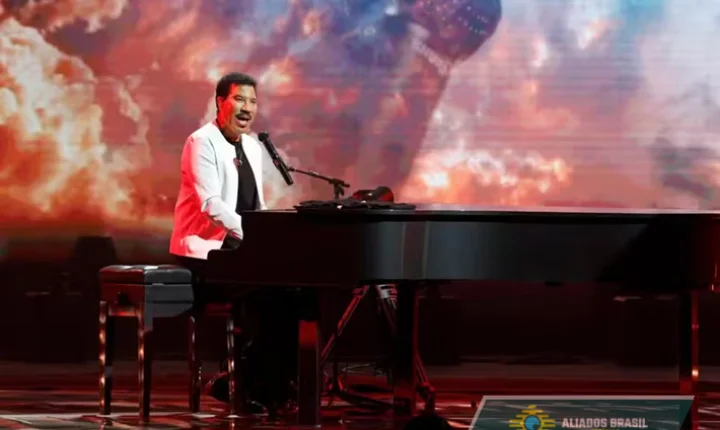 Lionel Richie interrompe show após passar mal no palco