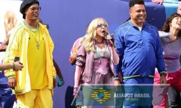 Madonna se apresenta com Ronaldo e Ronaldinho Gaúcho na final da Copa