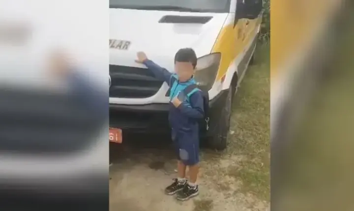 Menino de 5 anos é esquecido em van escolar e encontrado por morador. Veja vídeo