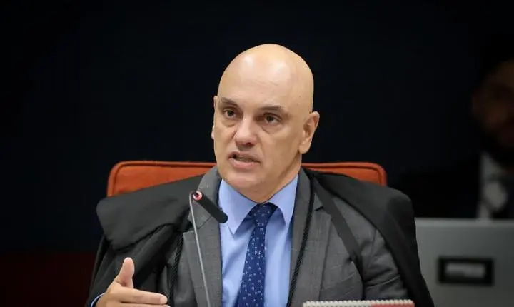 Moraes envia à PGR pedido para incluir Jair e Flávio Bolsonaro em investigação ligada a Eduardo Bolsonaro