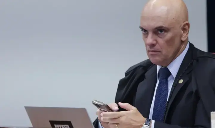 Moraes manda PF apurar se Flávio Bolsonaro cometeu crime contra Lula