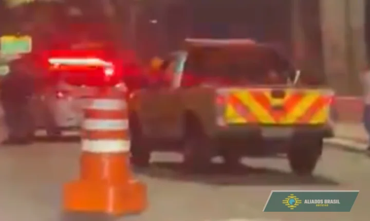 Mulher acelera moto para fugir de bandidos, atinge paredão e morre no local, em São Paulo