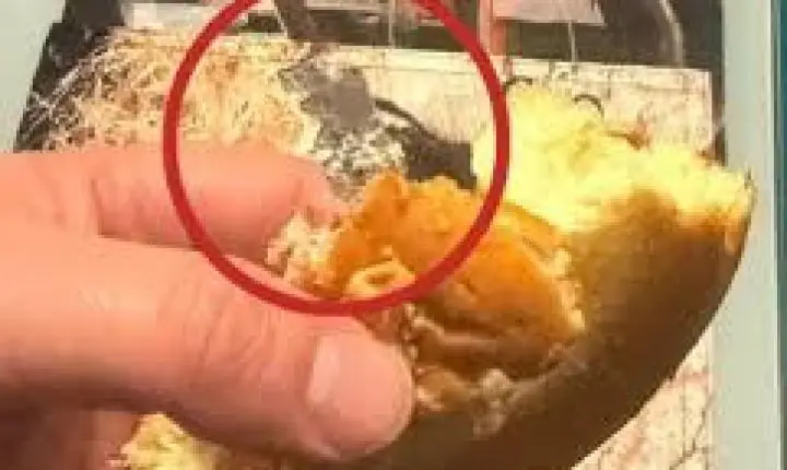 Mulher engasga com lâmina de barbear na Colômbia após comer pão doce