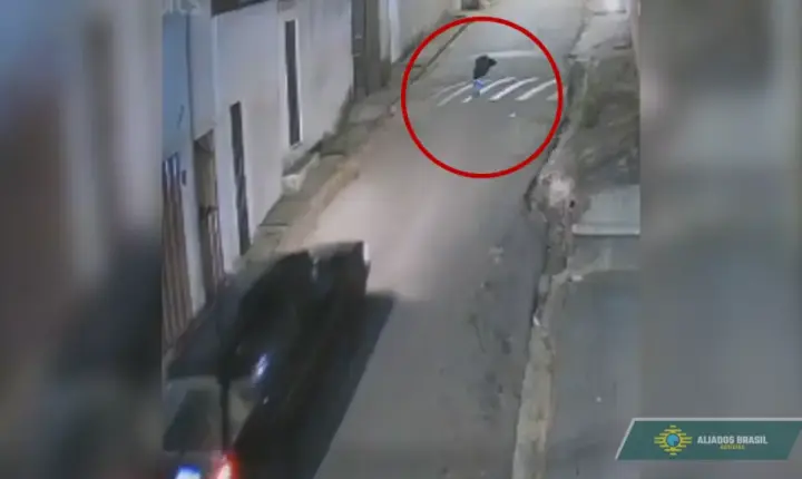 Mulher morre atropelada após deitar na rua em MG