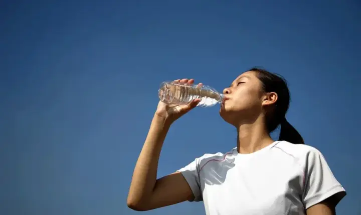 Nefrologista esclarece se beber água demais faz mal para os rins