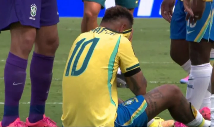 Neymar desaba e chora no gramado após eliminação do Brasil