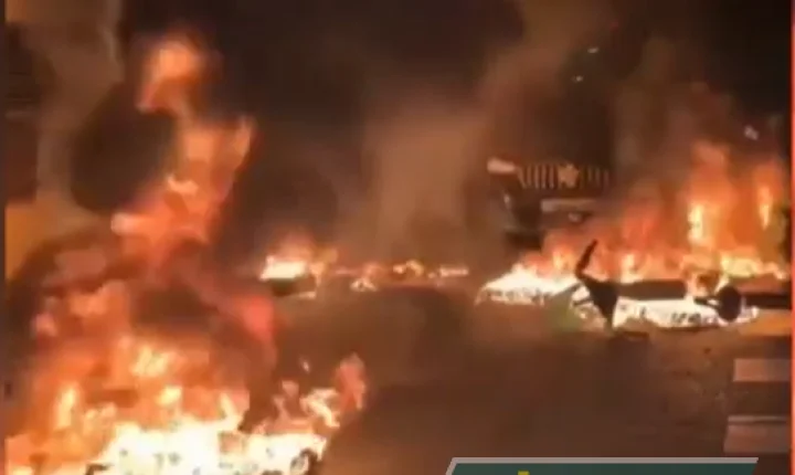 Noite de terror em Paris: Festa do título do PSG vira praça de guerra com carros incendiados