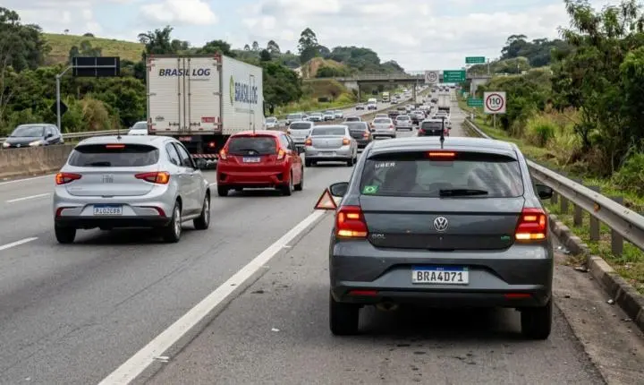 O que significa quando o motorista da frente liga o pisca-alerta de repente na rodovia?