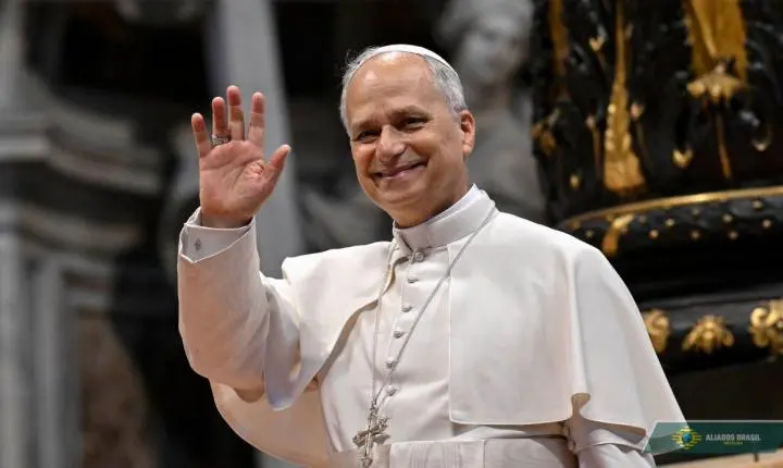 Papa Leão XIV afirma que Igreja não aprova benção formal a casais homossexuais