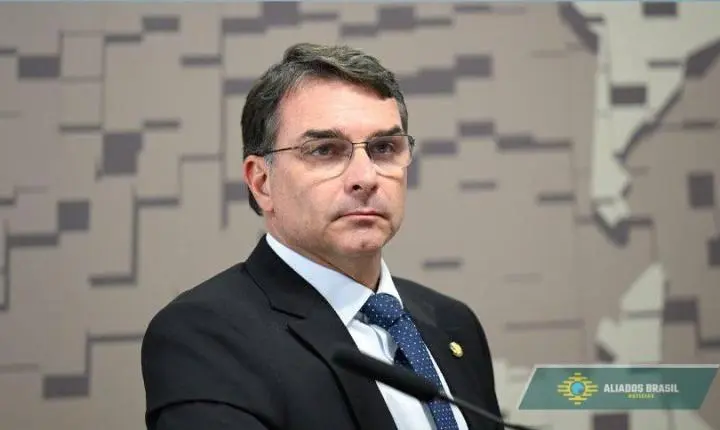 Pedi a Trump que classifique PCC e CV como terroristas, diz Flávio