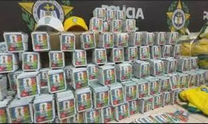 Polícia Civil apreende 200 mil figurinhas falsificadas da Copa do Mundo em Nova Iguaçu