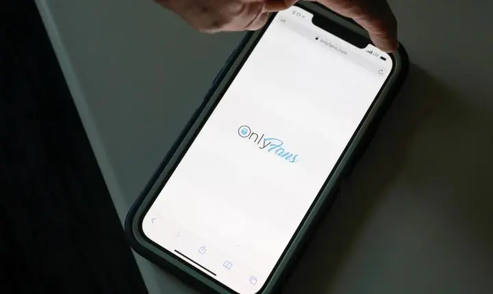 Polícia da República Tcheca acusa quatro pessoas por tráfico humano em caso envolvendo OnlyFans