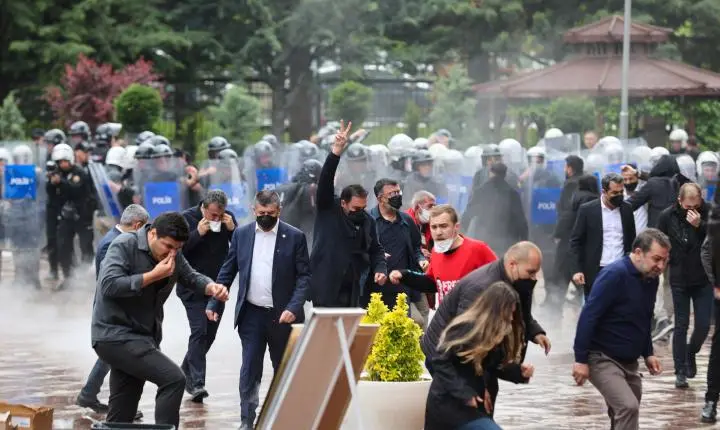 Polícia invade sede do principal partido de oposição da Turquia após decisão judicial polêmica