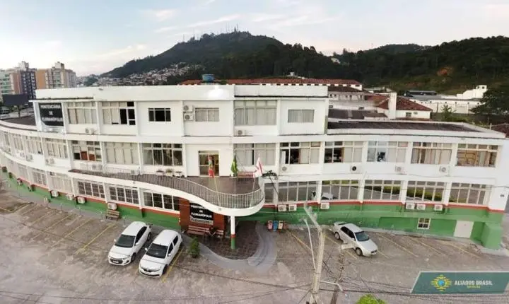 Presídio de segurança máxima usa ave como vigilante há 16 anos e estratégia surpreende