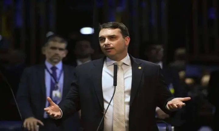 PT entra com ação no TSE contra Flávio Bolsonaro por questionamentos às urnas eletrônicas