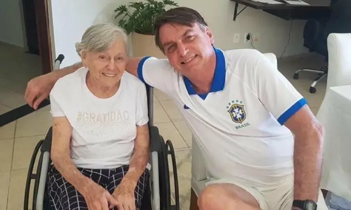 PT quer retirar nome da mãe de Bolsonaro de viaduto em SP