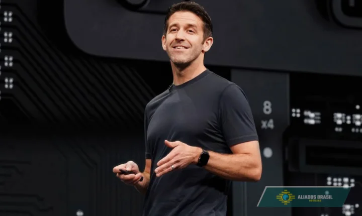 Quem é John Ternus, escolhido para ser o novo CEO da Apple, substituindo Tim Cook