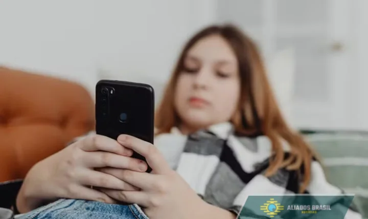 Redes sociais para menores de 15 anos são proibidas na França; entenda