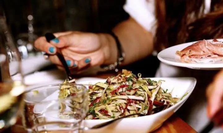 Regra dos 20 minutos após comer ajuda a prevenir doenças crônicas; conheça o hábito